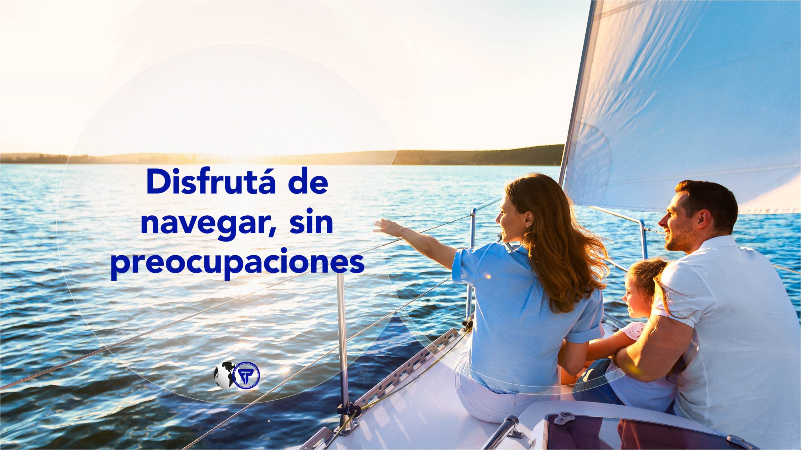 pareja navegando en embarcación de placer